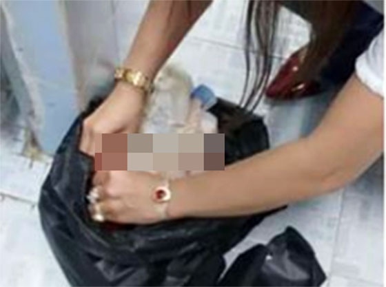 Xac tre so sinh trong tui nylon o nha ve sinh cong ty hinh anh