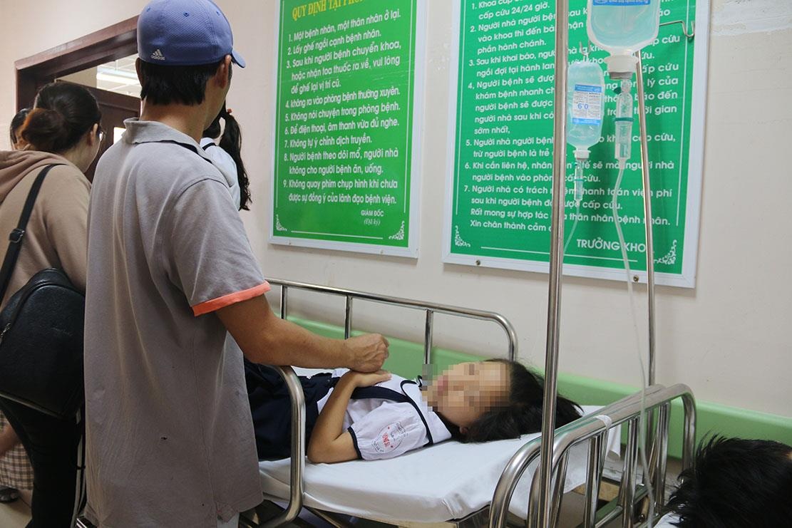 40 hoc sinh nhap vien sau tiec sinh nhat voi banh kem, tra sua hinh anh