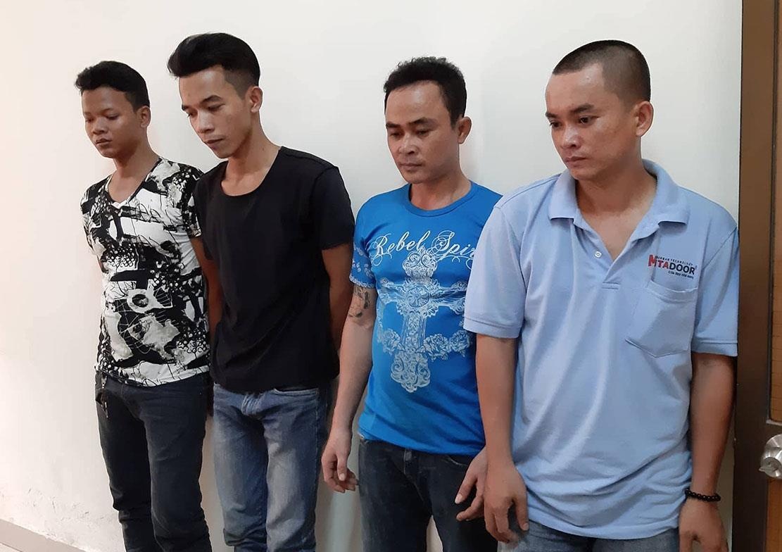 Cong nhan lap song bai trong nha ve sinh cong ty de danh bac hinh anh