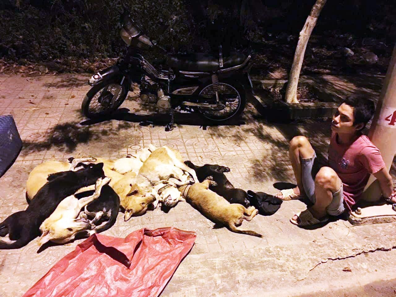 cong an bi nhom trom cho tan cong anh 1