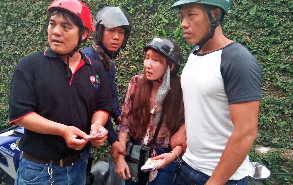 ‘Hiep si’ bat nguoi phu nu chuyen dung ve so gia lua nguoi gia hinh anh