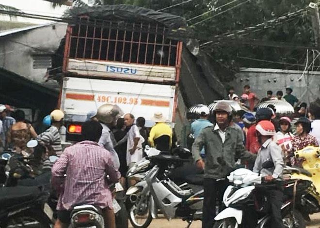 Xe tai dam sap nha dan, 2 nguoi tu vong hinh anh