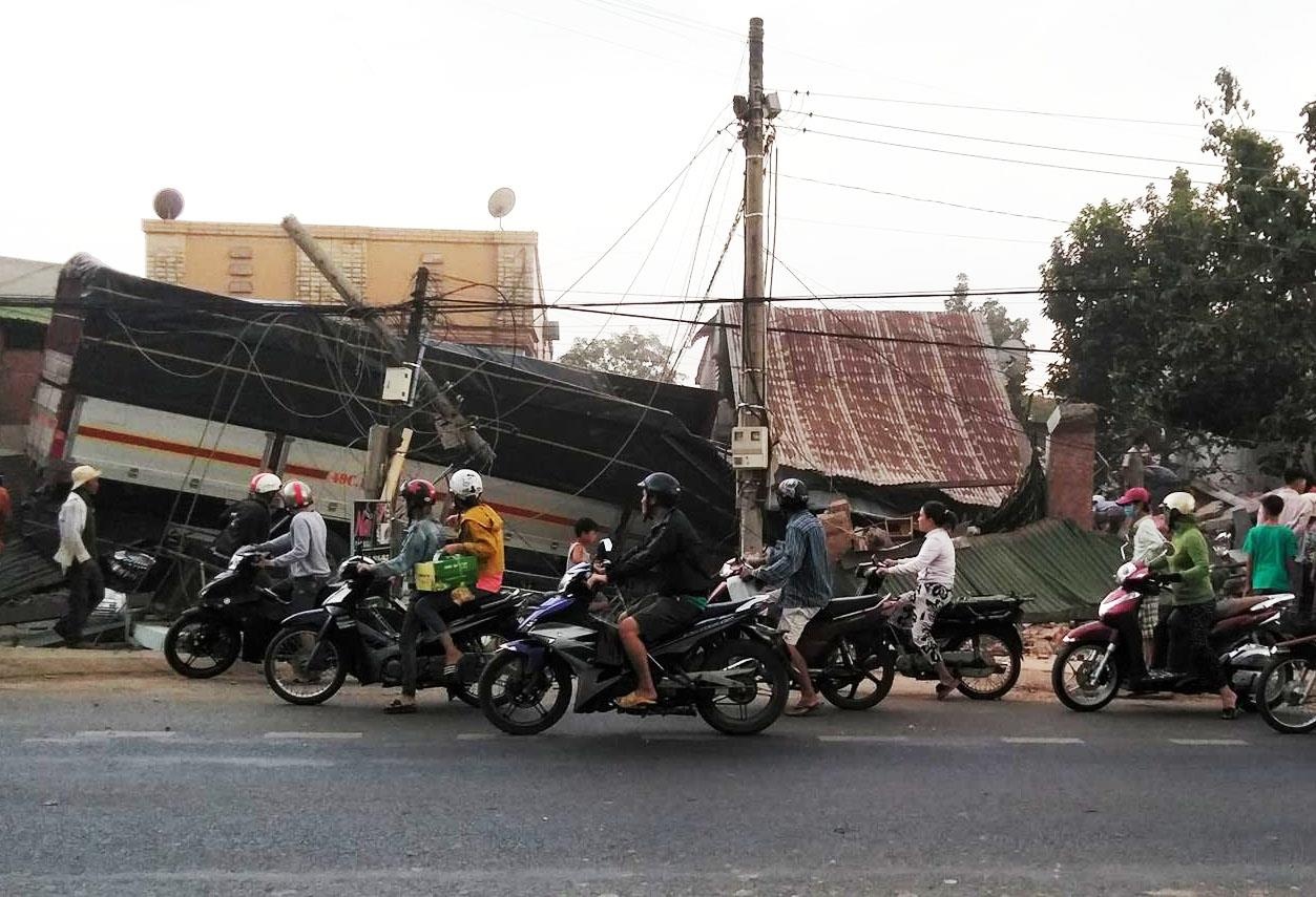 xe tải đâm sập nhà dân ảnh 1 xe tai dam sap nha dan anh 1