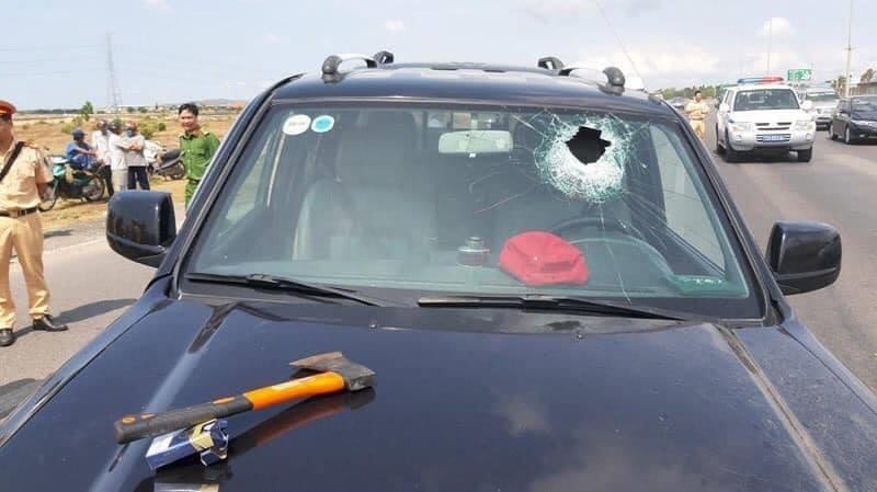 Tai xe xe ban tai cam riu chem nguoi dan, tong CSGT trong thuong hinh anh