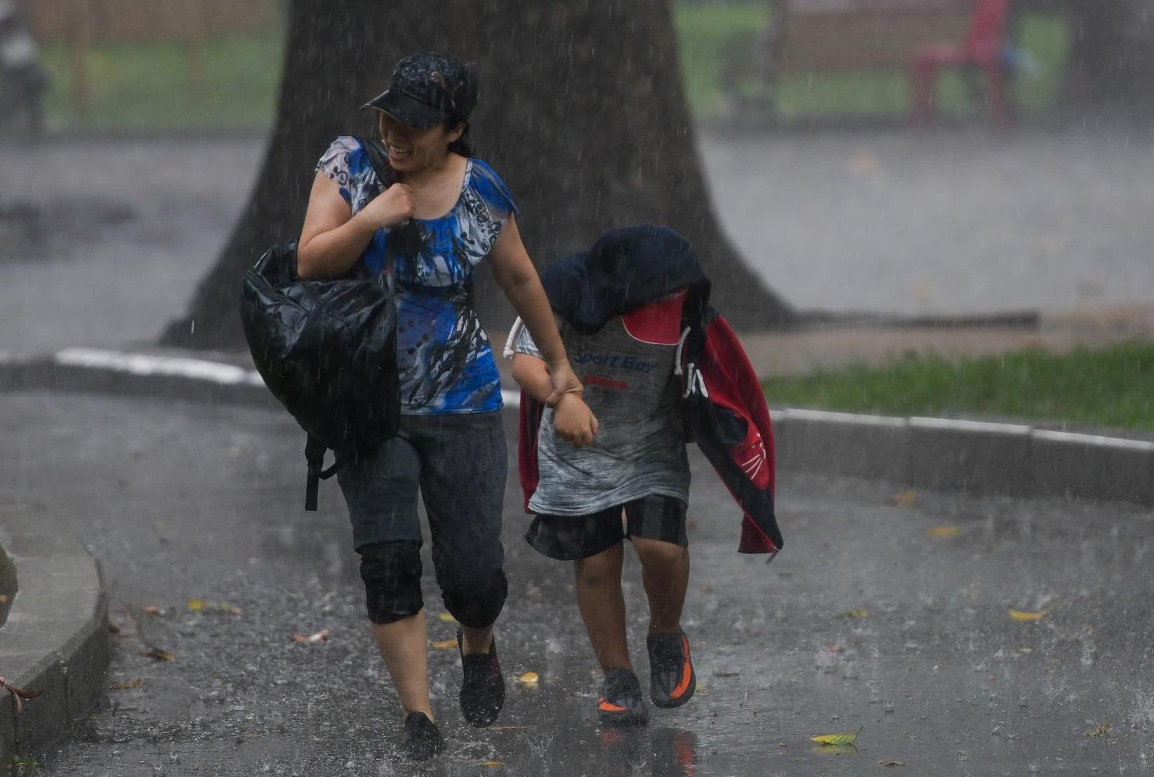 Sai Gon don mua 'vang' giai nhiet ngay nghi le hinh anh