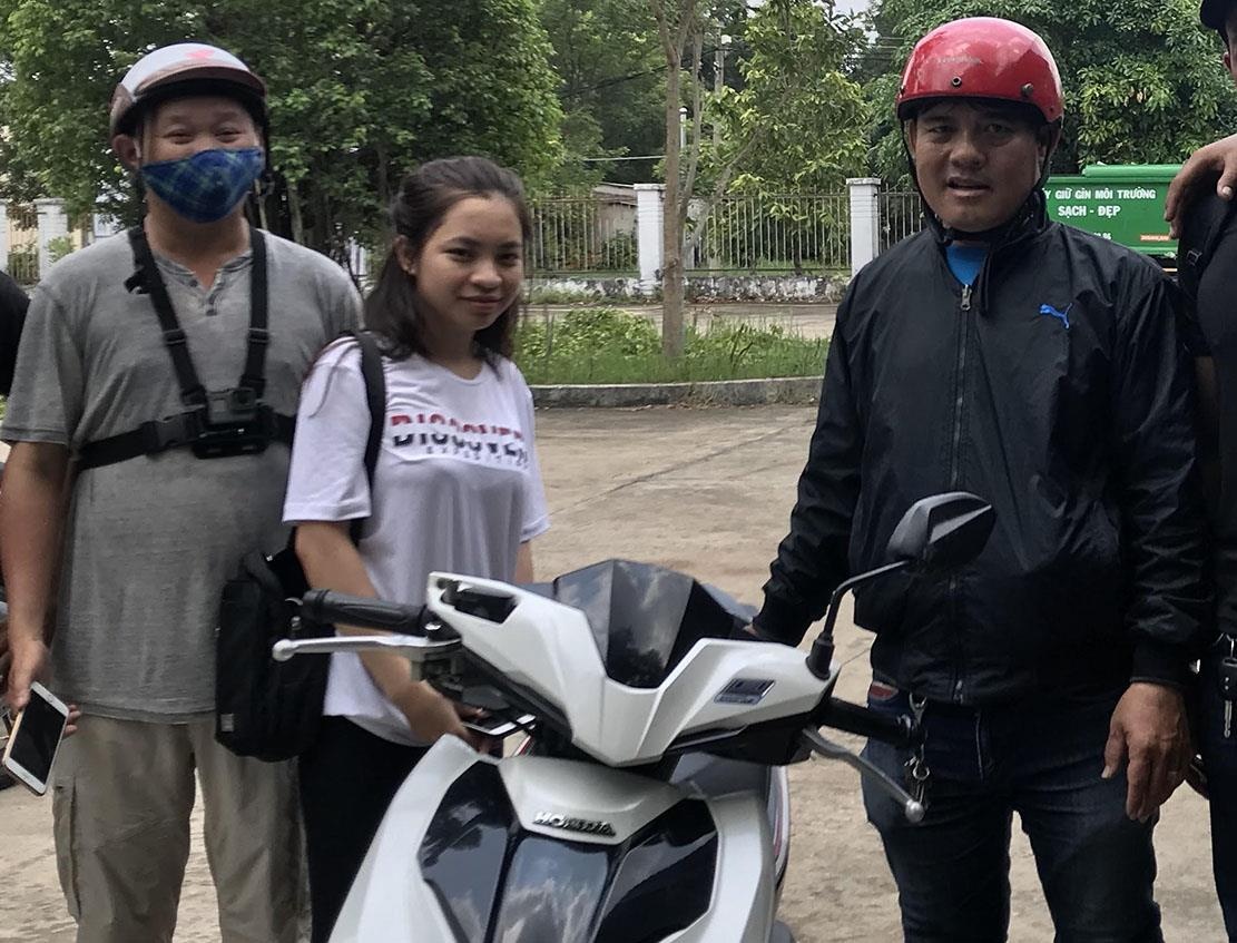 ‘Hiep si’ lay lai xe tay ga cho co gai sau 2 gio mat trom hinh anh