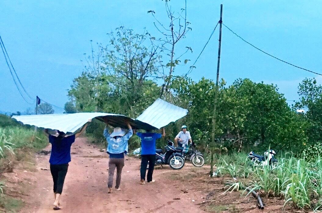 Rap dam cuoi bi thoi tung, mac len day dien hinh anh