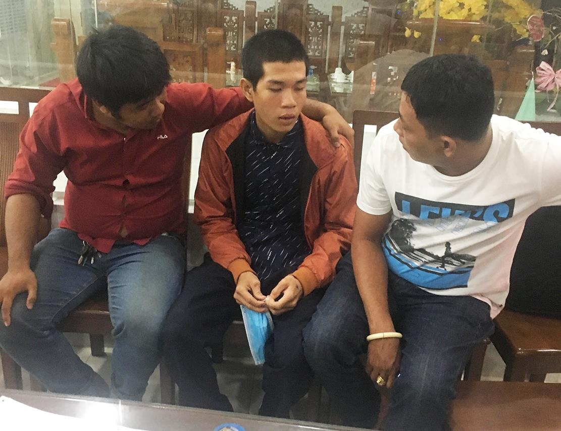 Dung CMND gia mua xe tra gop, bi 'hiep si' bat giao cong an hinh anh