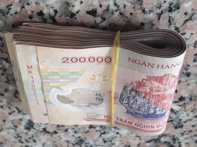 Be gai chay den don cong an trinh bao viec nhat duoc coc tien hinh anh