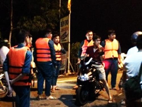 Bang duong ngap trong con mua, 2 thanh nien bi nuoc cuon mat tich hinh anh