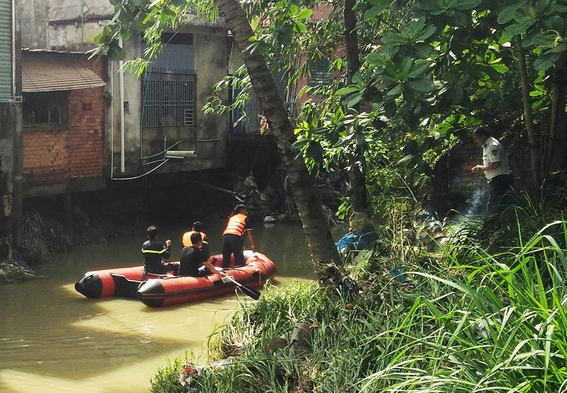 Tim thay thi the hoc sinh bi nuoc cuon troi trong dem mua hinh anh