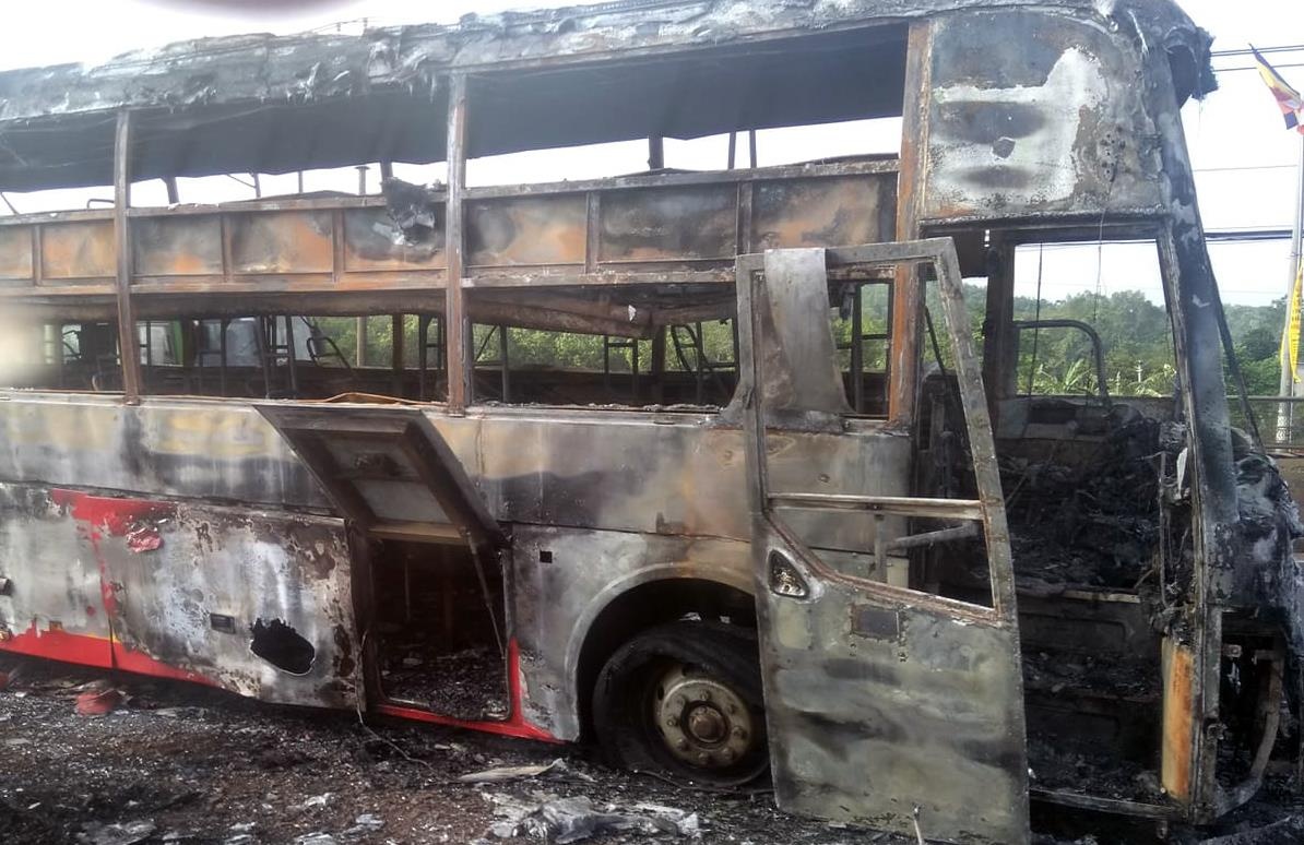 Hang chuc nguoi thao chay khoi xe giuong nam boc chay hinh anh