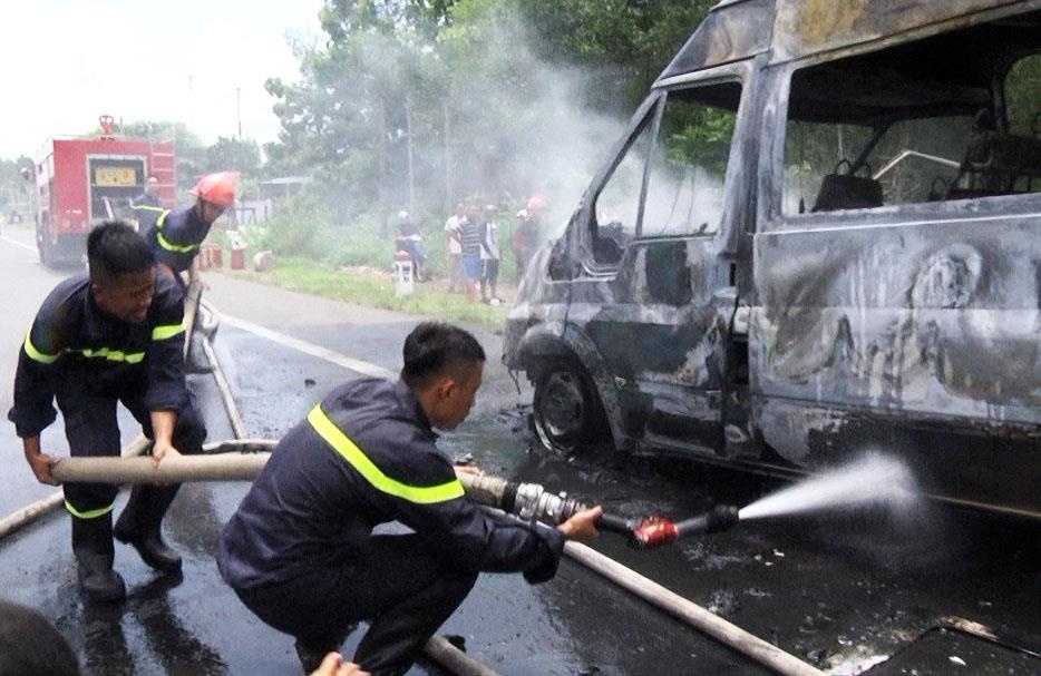 Chay xe khach tren quoc lo, cau be 14 tuoi thiet mang hinh anh