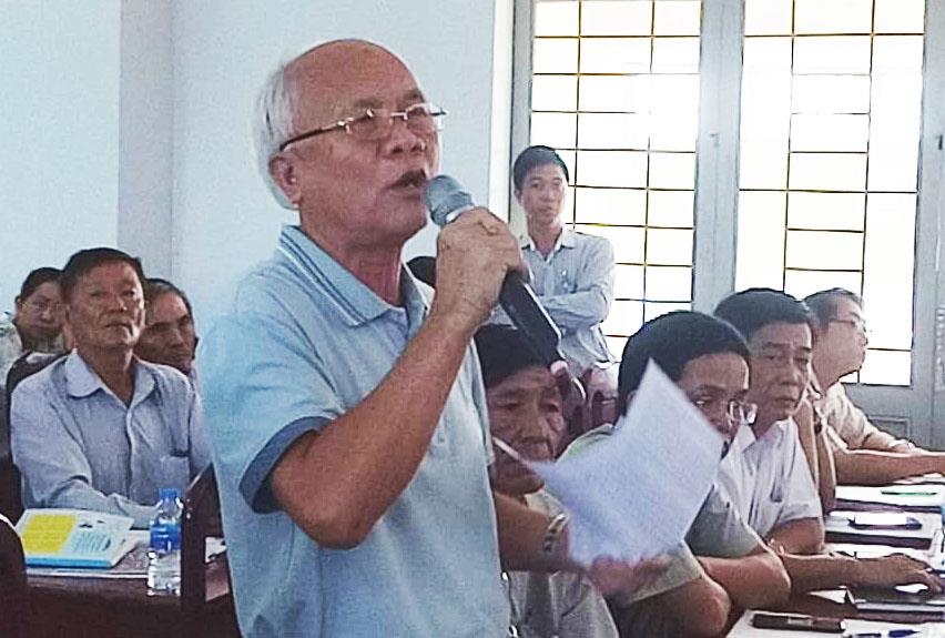 Cu tri buc xuc vu cong an an nhau roi de giang ho chan xe hinh anh