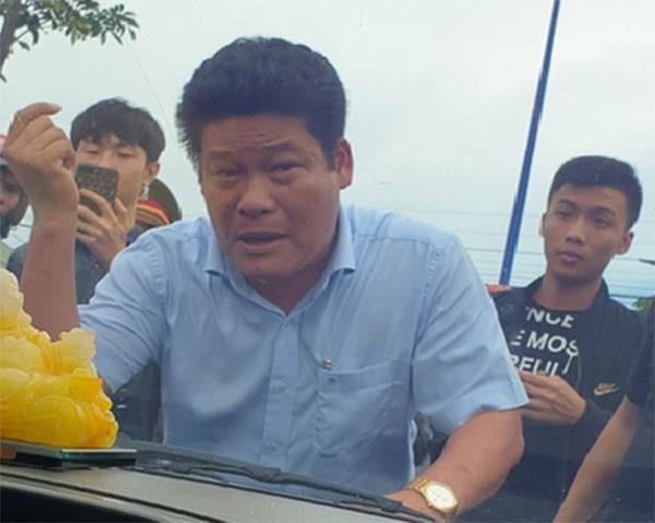 Khoi to giam doc doanh nghiep goi giang ho vay xe cong an hinh anh