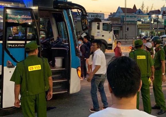 Hai thanh nien cam hung khi chan xe khach cuop tien hinh anh