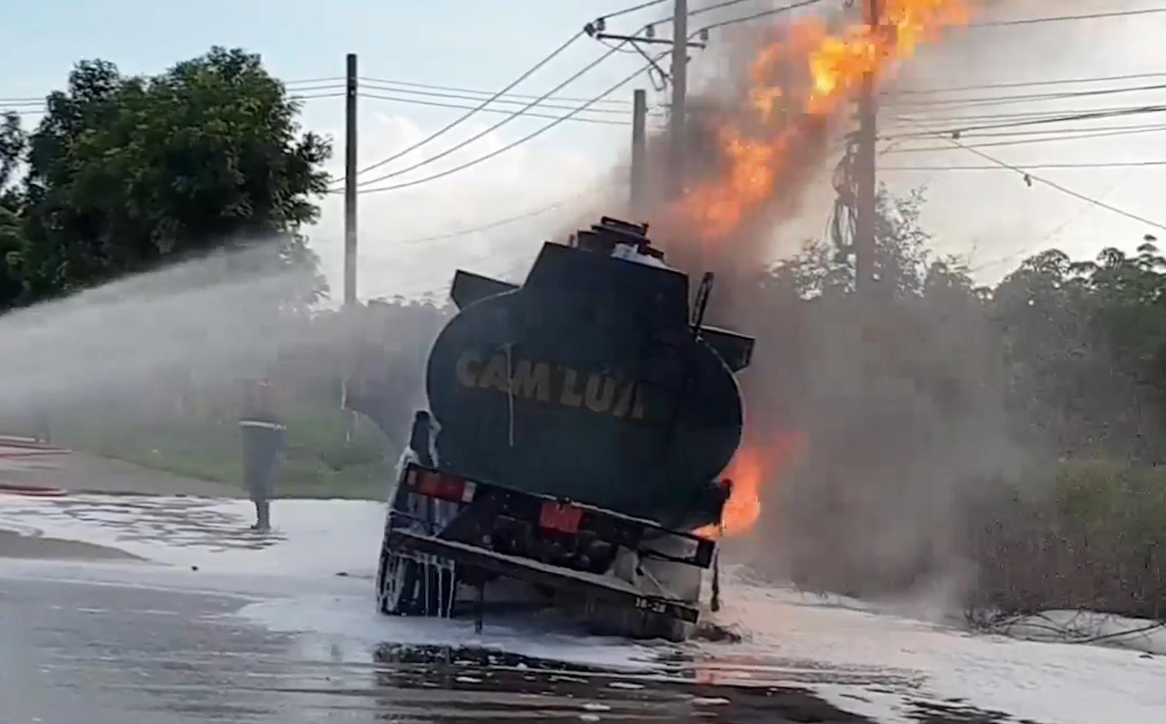 Va cham o vong xoay, xe bon va oto tai boc chay hinh anh