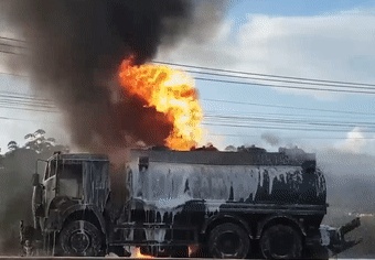 Oto tai tong xe cho xang dau, 2 nguoi chet trong cabin boc chay hinh anh