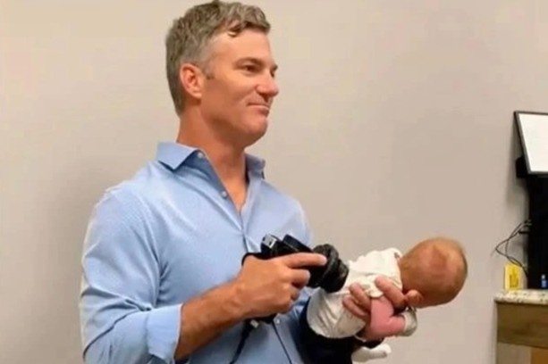 Bac si My nan khop xuong cho tre 6 ngay tuoi roi quay clip hinh anh