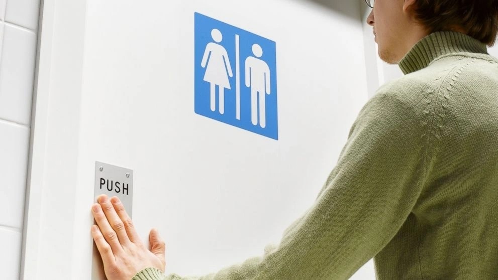 Ly do nuoc tieu trang duc nhu sua hinh anh