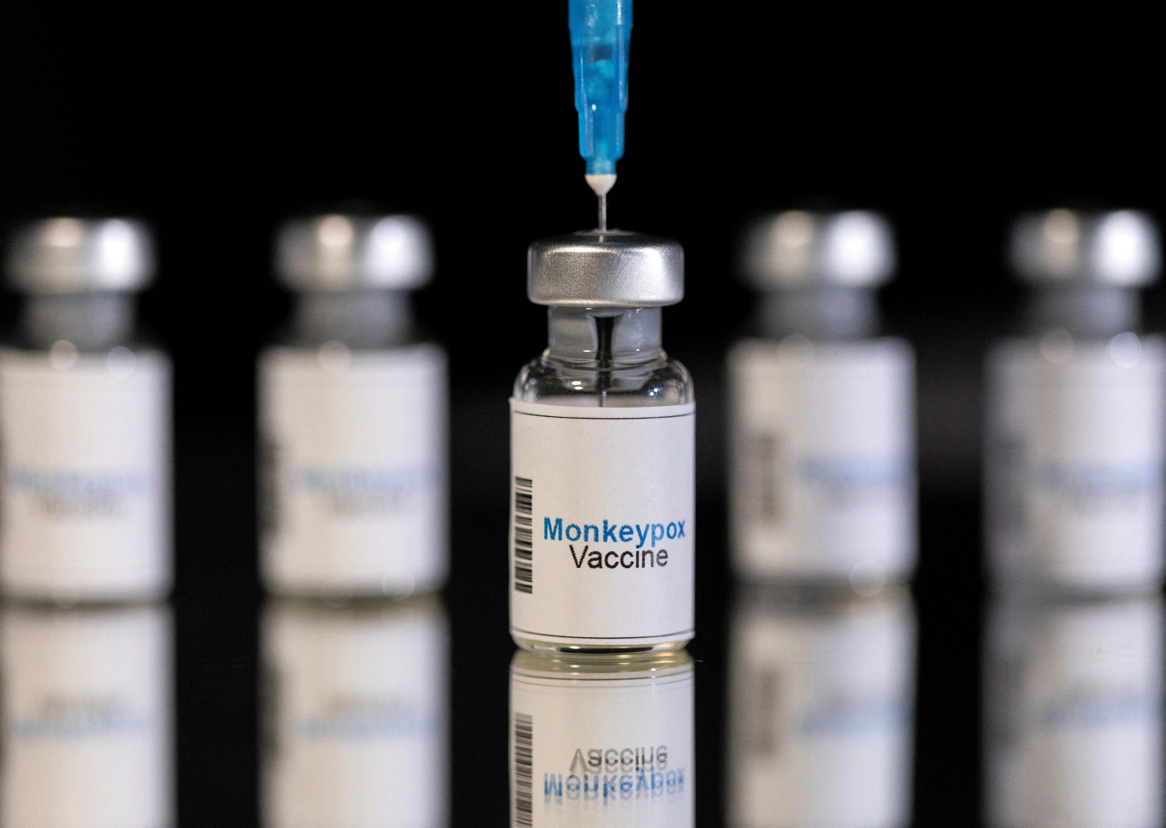Nguoi dong tinh o Mexico ra nuoc ngoai tiem vaccine dau mua khi hinh anh