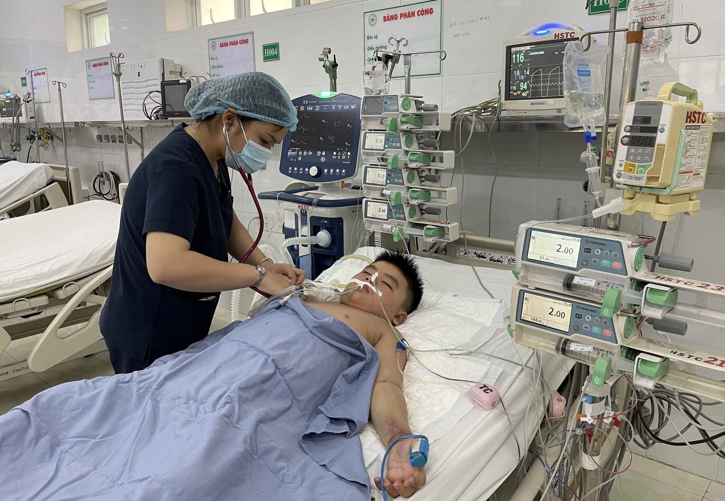 Nguoi dan ong Ha Noi ha tieu cau sau khi co dau hieu sot xuat huyet hinh anh