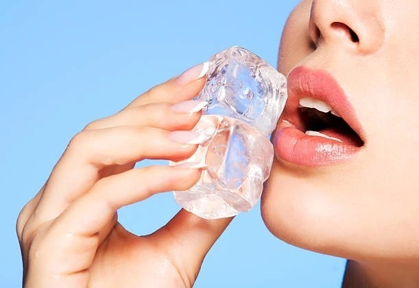 Giam dau hong tai nha bang da lanh hinh anh