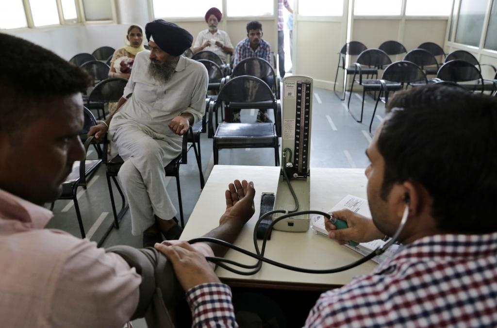 Hai can benh cung luc am anh nguoi An Do hinh anh