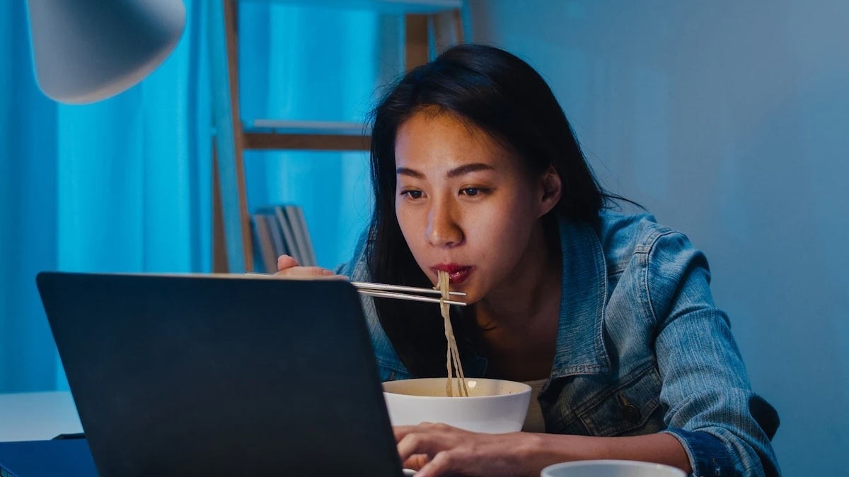 Khong the ngung an khuya hinh anh