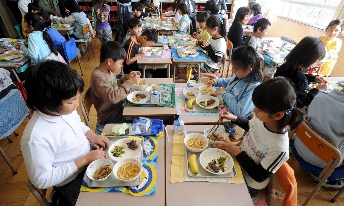 40 hoc sinh vao vien nghi ngo doc sau bua an toi hinh anh