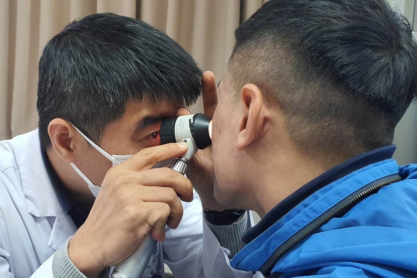 Nguoi dan ong bi bien chung nang sau tiem filler nang mui hinh anh
