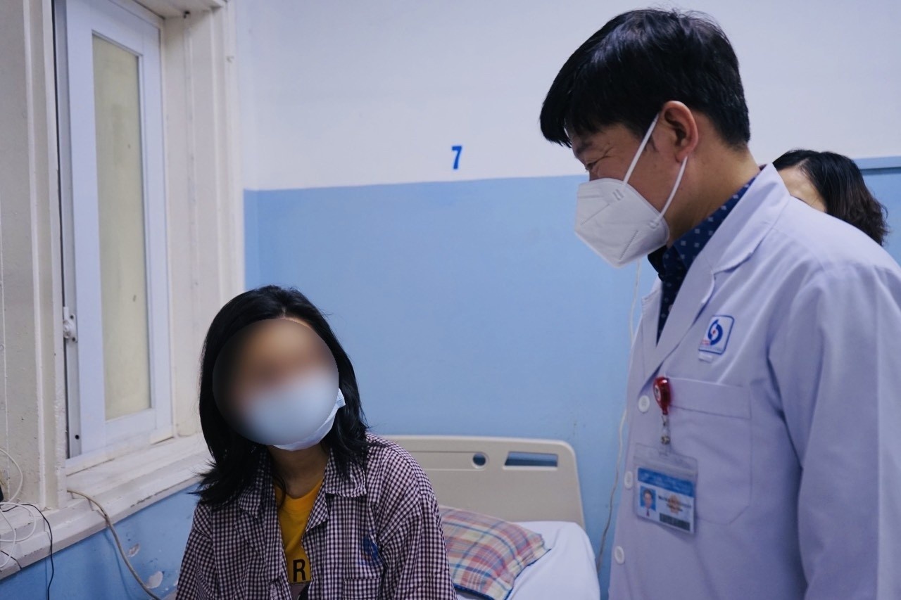 Co gai mac viem nao bi nham la benh nhan tam than hinh anh