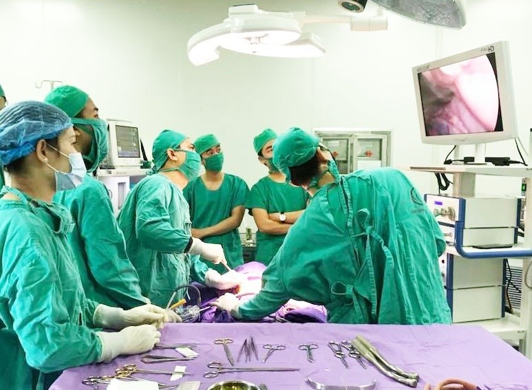 Phau thuat noi soi cho tre 4 tuoi co tien su viem tuy cap hinh anh