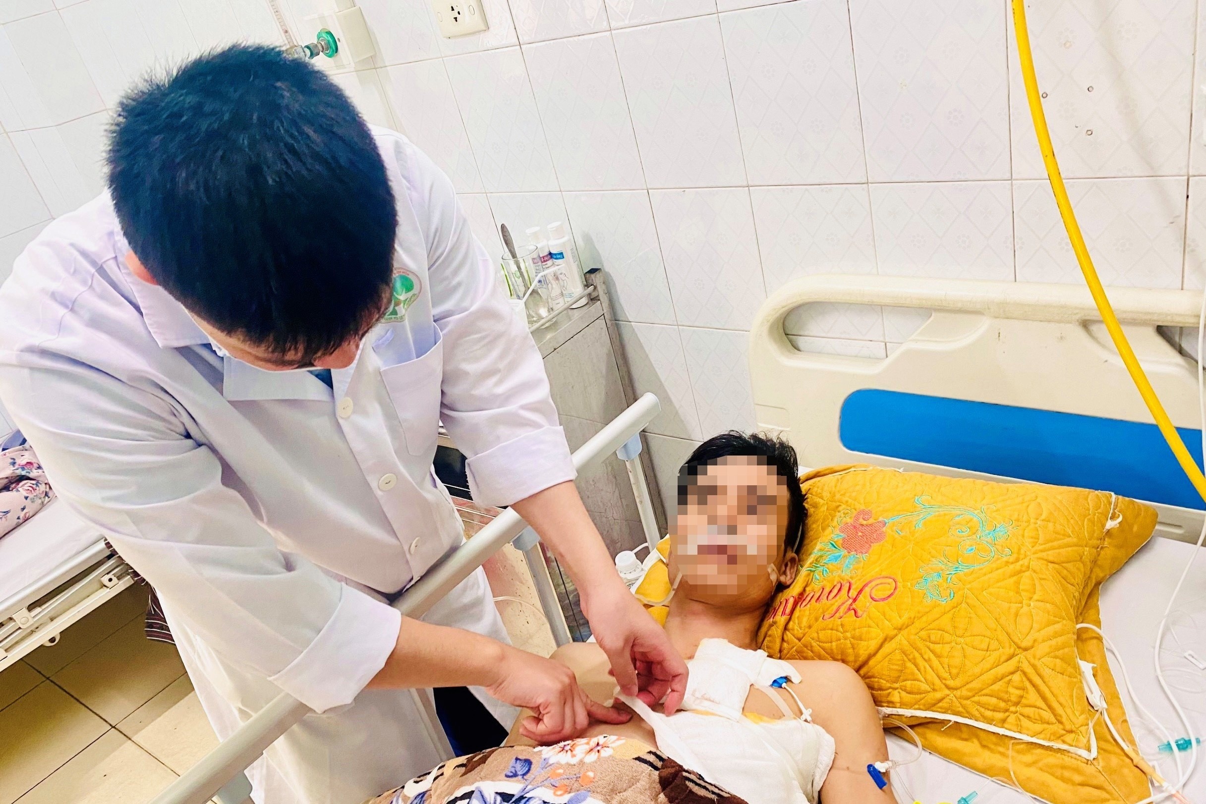 Cuu song benh nhan thung tim do luoi cua vang vao nguc hinh anh