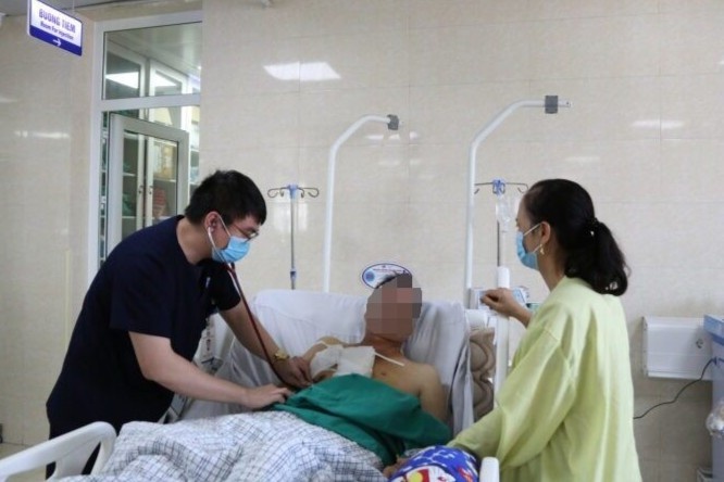 Cuu benh nhan loc tach dong mach chu nguc vo va nhoi mau nao cap hinh anh