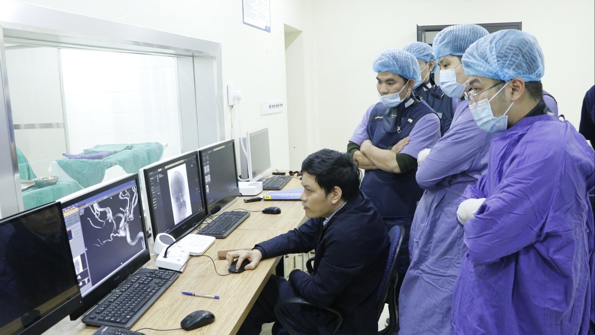 Cap cuu xuyen dem cho 3 benh nhan xuat huyet nao cap tinh hinh anh