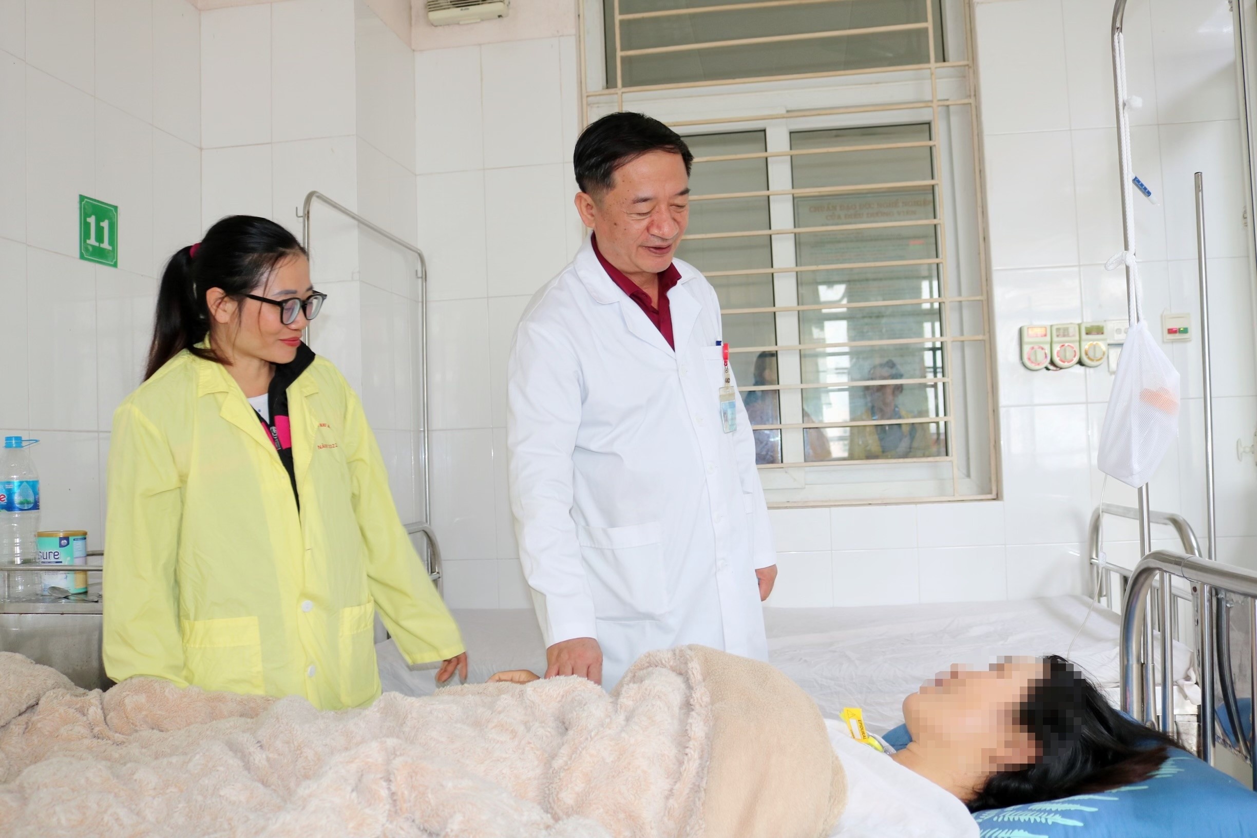 Nguoi phu nu mang khoi u to nhu thai 7 thang hinh anh