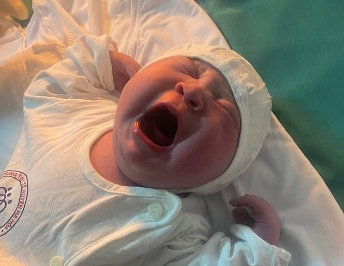 Nguoi phu nu 21 tuoi sinh con trai nang 5,4 kg hinh anh