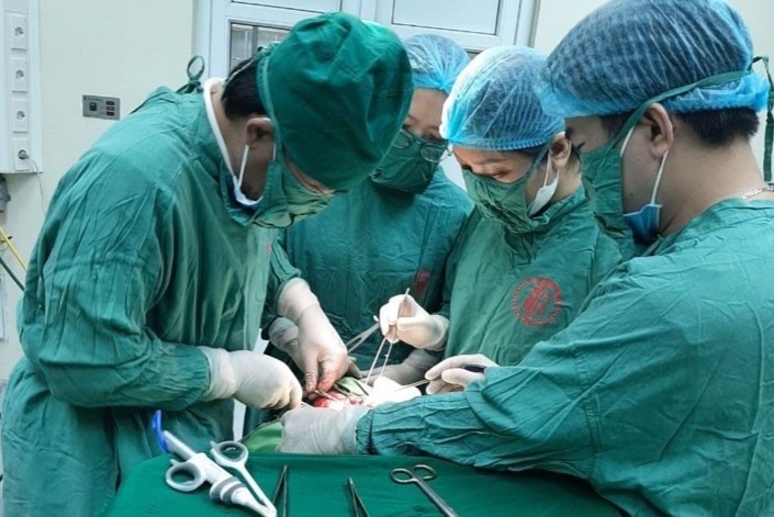 Benh nhan nu mac khoi buou giap khong lo gan 20 nam hinh anh