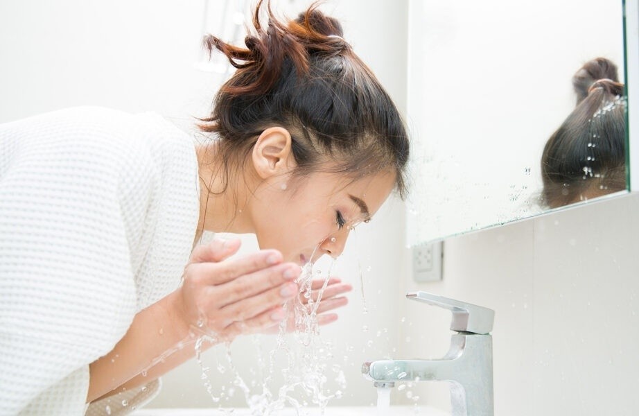 Nen dung nuoc am hay lanh de rua mat? hinh anh
