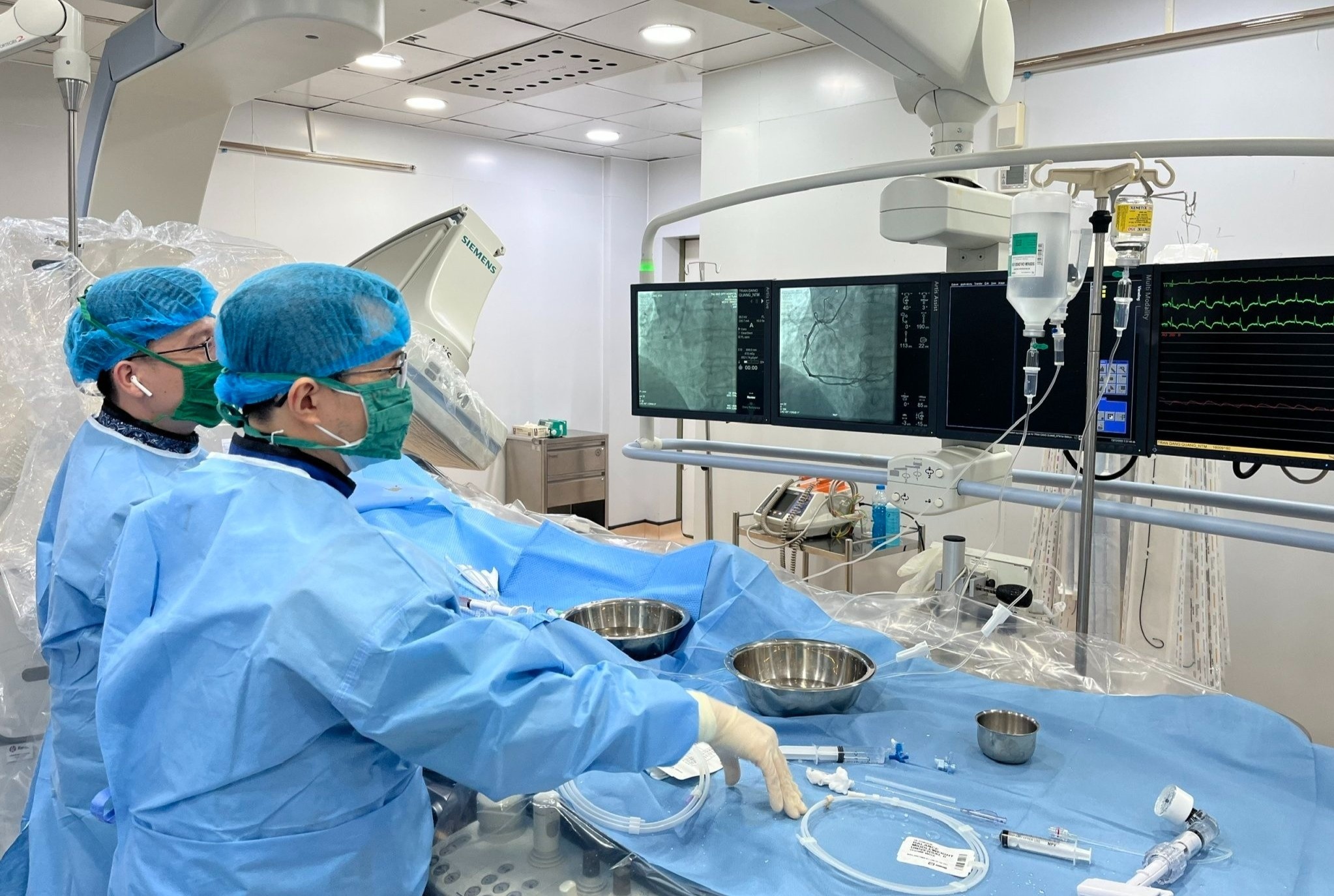 Cap cuu cho nguoi dan ong bi nhoi mau co tim hinh anh