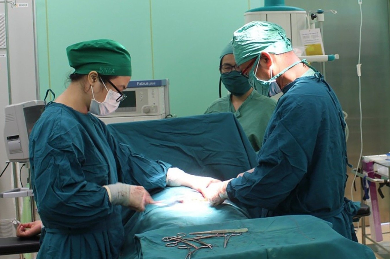 Thung truc trang do thut rua hau mon bang voi xit hinh anh