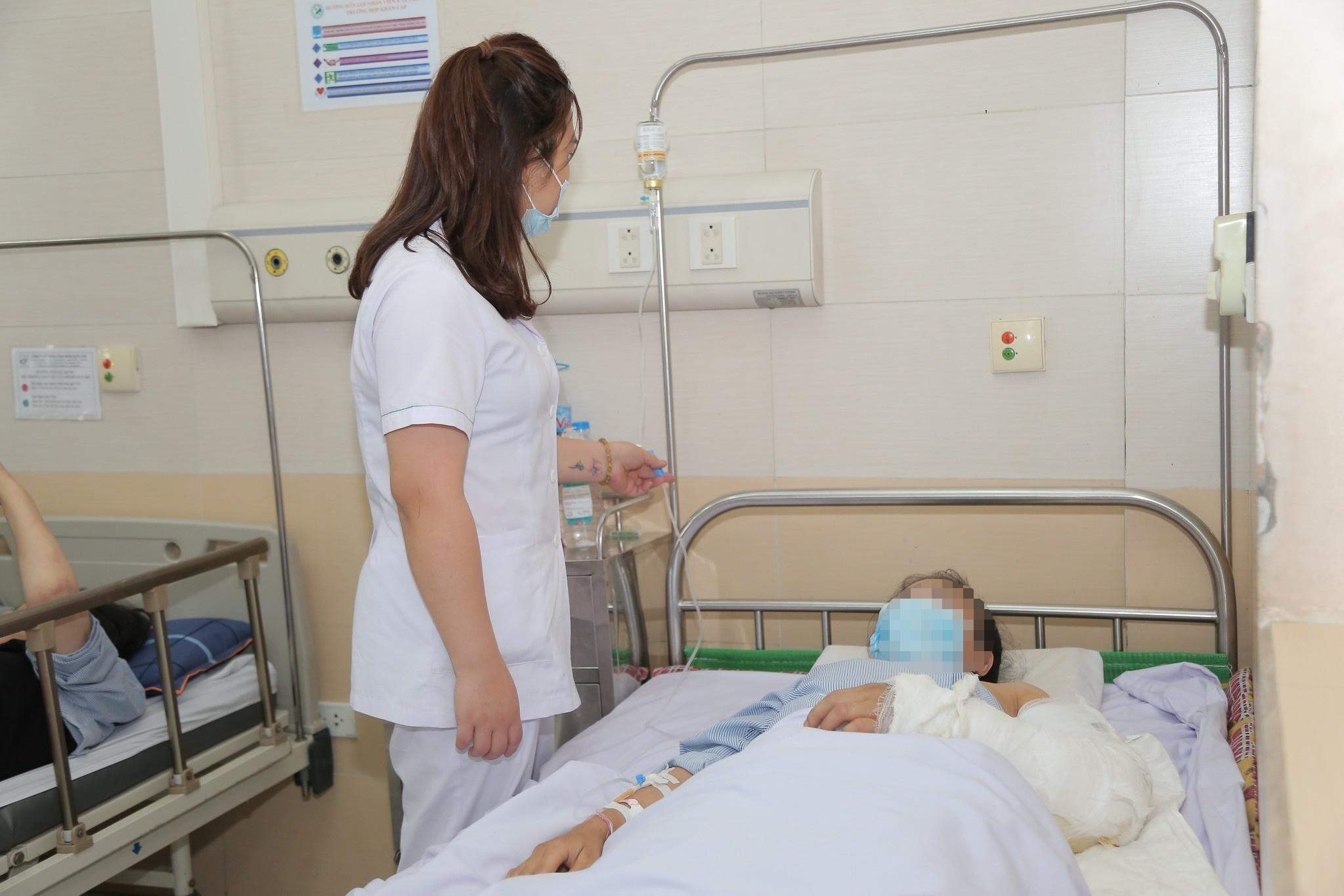 Nguoi phu nu bi may ep cuon dap nat canh tay hinh anh