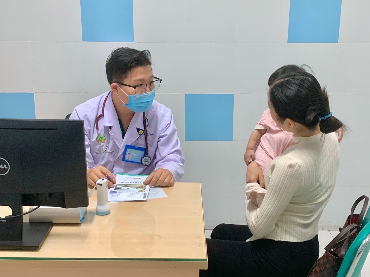 Hang nghin tre den benh vien o TP.HCM kham vi sot sieu vi hinh anh