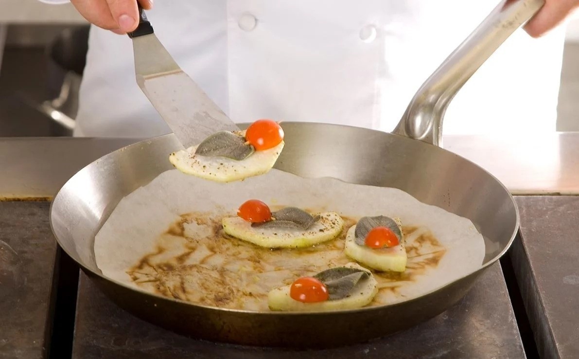 Chien do an tren giay nuong tien loi hay doc hai? hinh anh