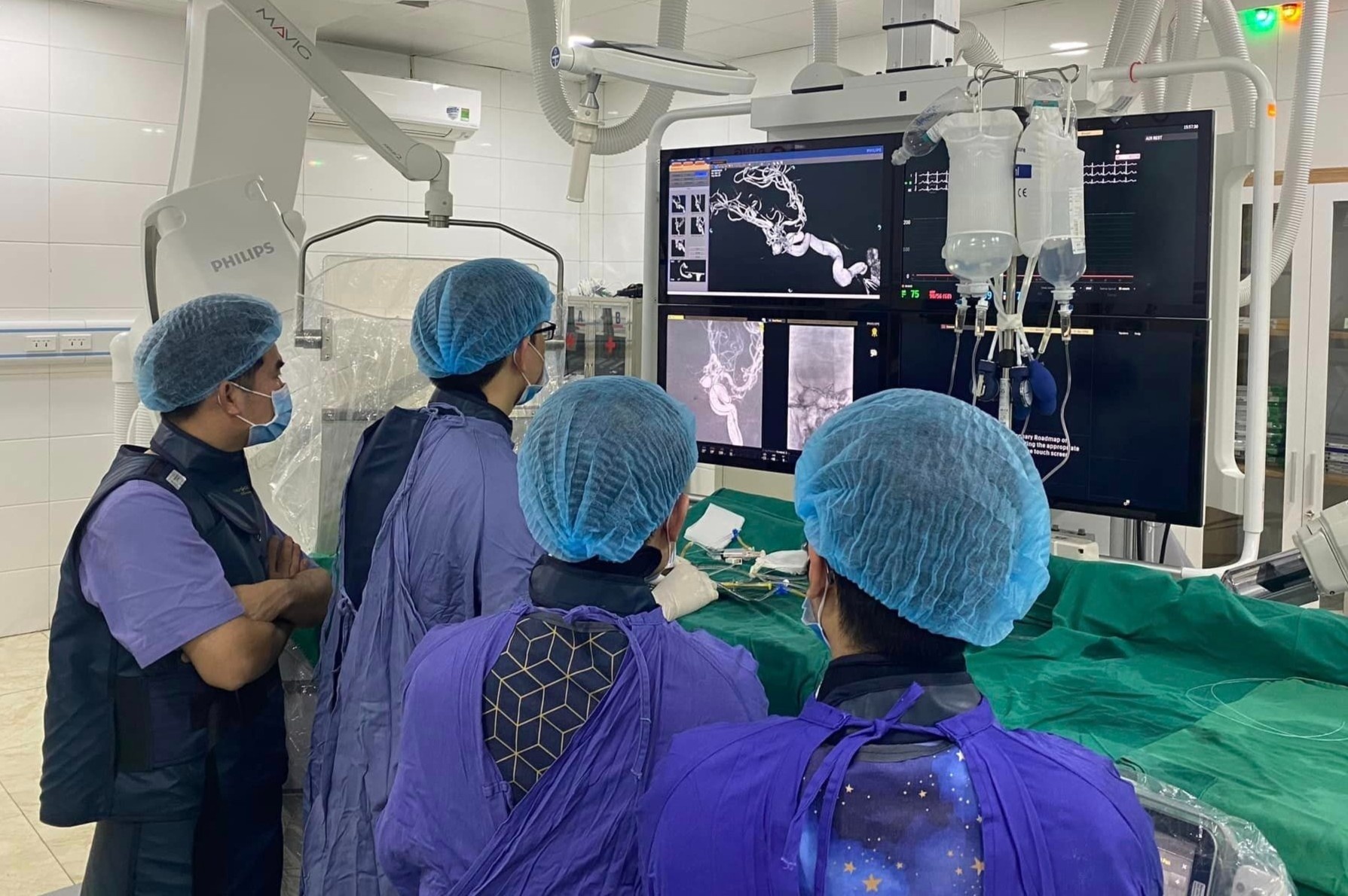 Nguoi dan ong suyt tu vong sau khi dau dau dot ngot hinh anh