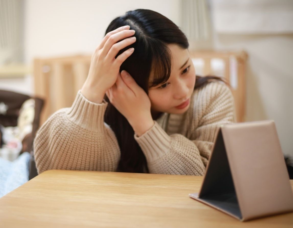 Nguoi tre loay hoay tim cach chua rung toc hinh anh