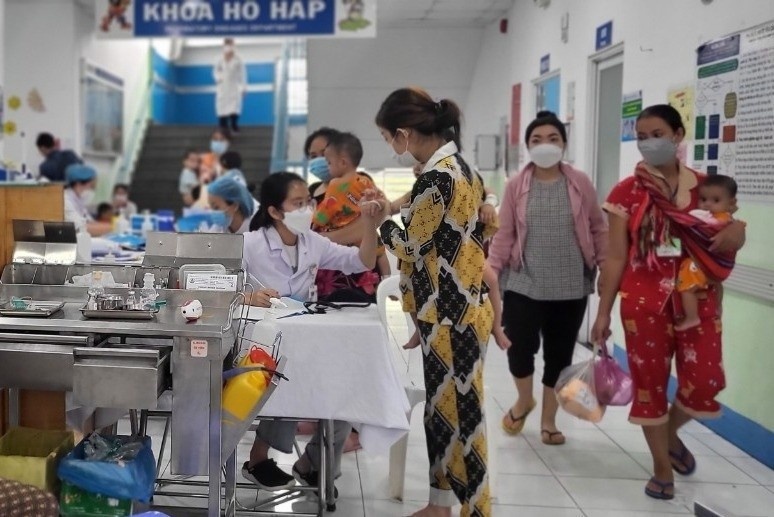 Buc xuc vi con bat ngo hon me sau khi vao vien dieu tri viem phoi hinh anh