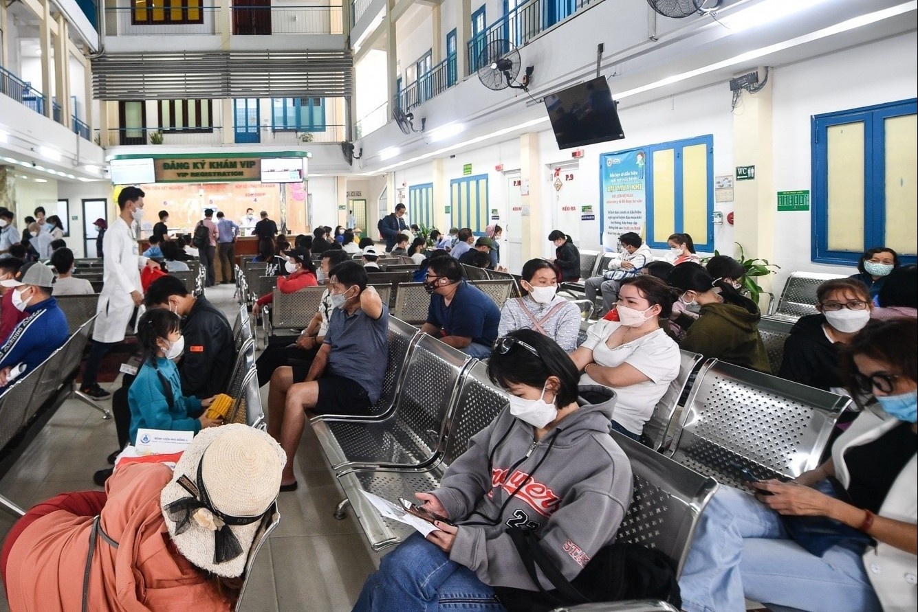 Ngay cang nhieu nguoi o TP.HCM bi tai bien lam dep hinh anh