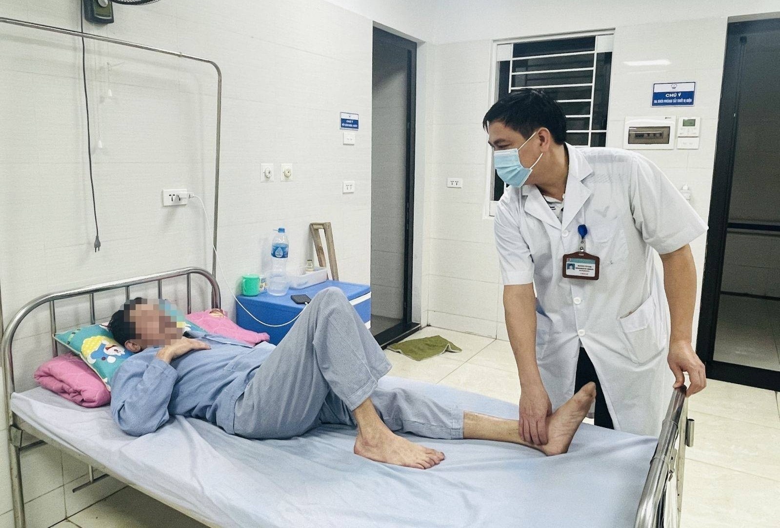 Can benh khien nguoi dan ong di vai buoc da dau hinh anh